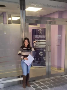 Tradutora parceira da Adelante Assessoria realizando traduções oficiais para matrícula de Medicina na UNLP no Colégio de Tradutores de Buenos Aires