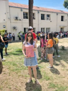 Andressa, da equipe Adelante Assessoria para Medicina na Argentina, acompanhando pessoalmente uma fila de estudantes brasileiros no processo de matrícula da UNLP em La Plata.