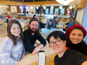 Diego, da Adelante Assessoria, em encontro de integração com estudantes brasileiras de Medicina em La Plata, Argentina.