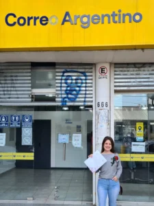 Andressa, da Adelante Assessoria, realizando o recebimento seguro de pastas de documentos de alunos brasileiros em La Plata, Argentina.