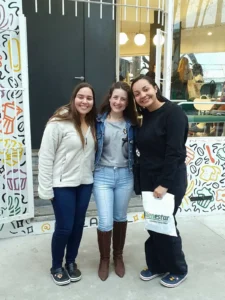 Adelante Assessoria para Medicina na Argentina em La Plata em encontro de acolhimento com alunas brasileiras de Medicina na Argentina, realizando a entrega de documentos oficiais.