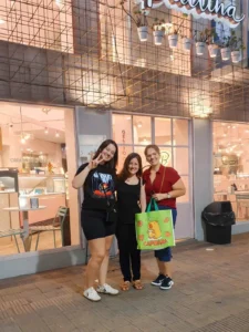 Alunas brasileiras da Adelante Assessoria para Medicina na Argentina celebrando conquistas com a rede de apoio presencial da Adelante Assessoria em La Plata.